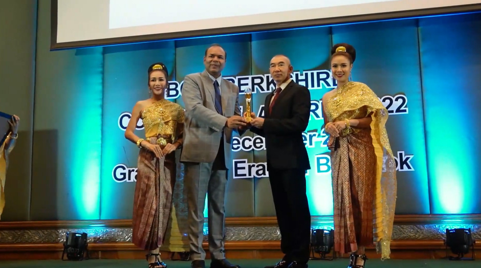 Pol Lt General Varatchai Sriratabavudhi while receiving INTERNATIONAL LEADERSHIP AWARDS 2022
