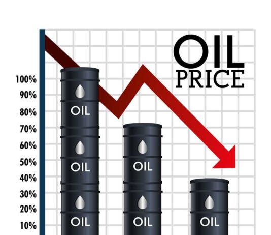 Oil prices drop amid potential Iran deal ensuring Hormuz strait access.