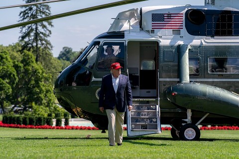President_Trump_at_Camp_David_48120699071